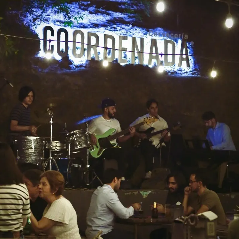 Banda tocando en el patio de Coordenada
