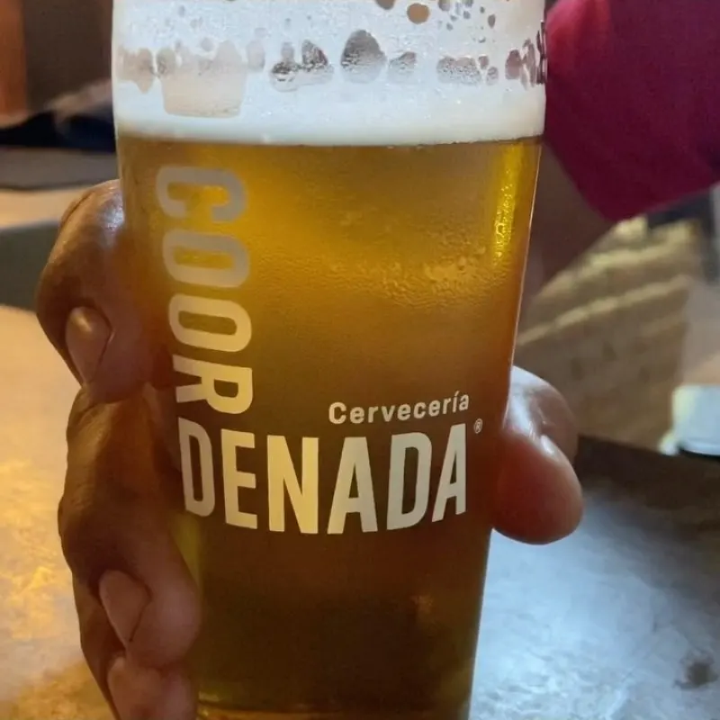 Cerveza de Coordenada en la mano