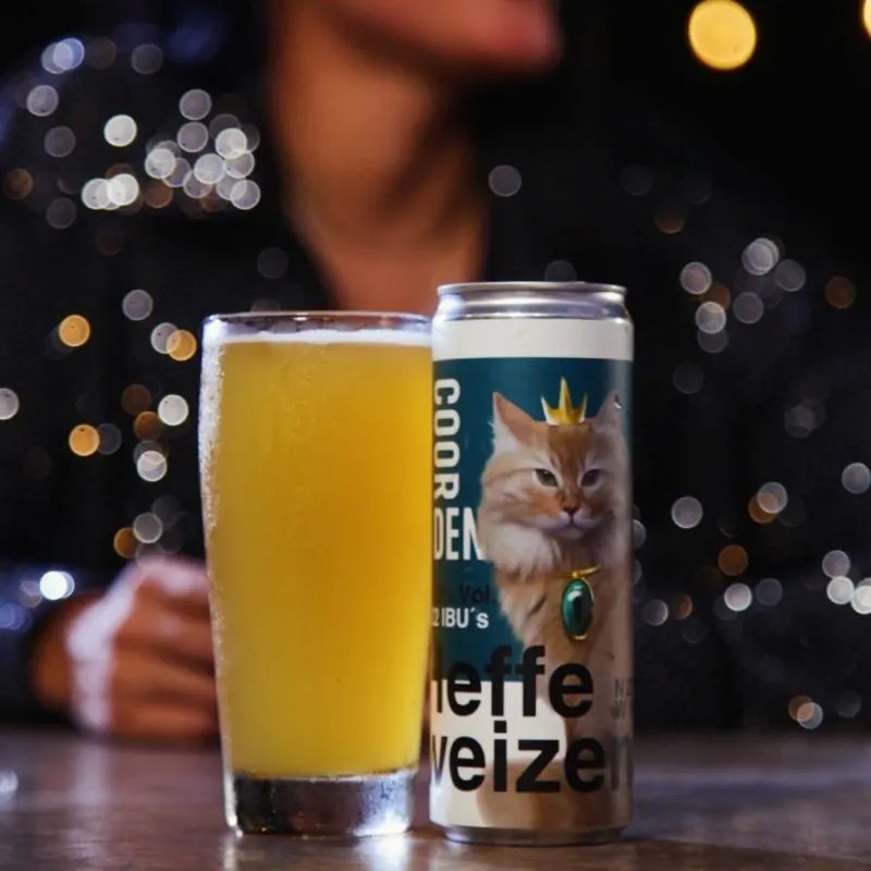 Hefeweizen de Coordenada en lata, servida en vaso